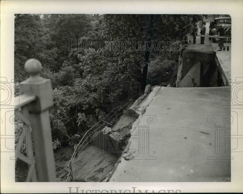 Load image into Gallery viewer, 1943 Press Photo Harvard-Denison Bridge
