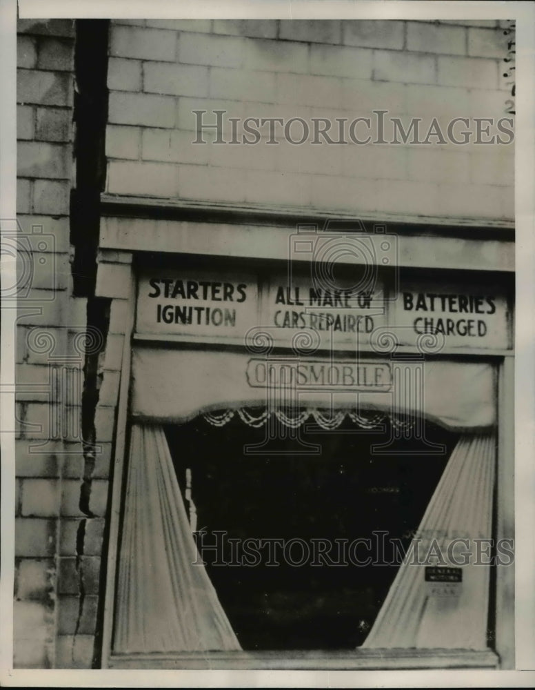 1940 Press Photo Building Split in Two by Sinking Mine