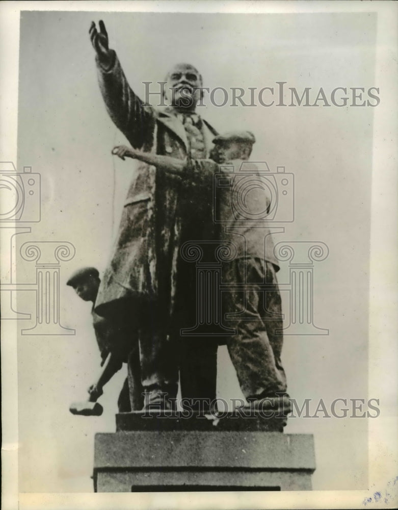 1941 Press Photo Ukranian statue in Russia