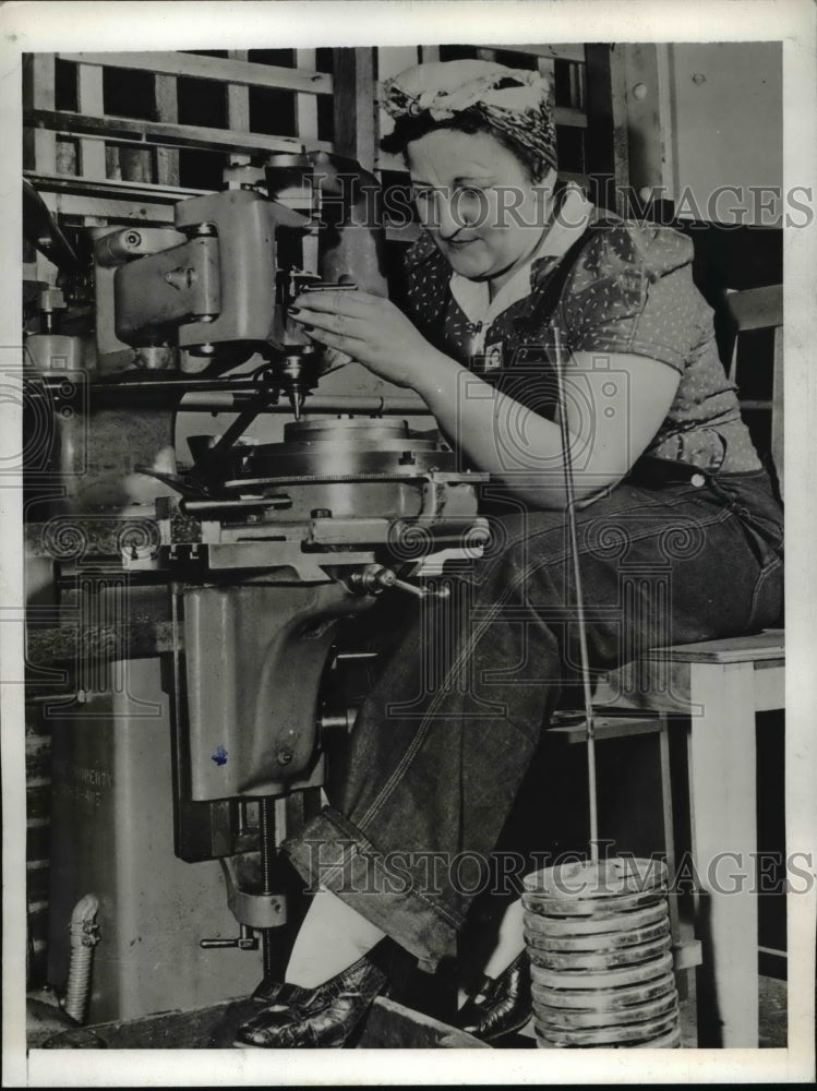 1942 Press Photo Mrs. Marie Conroy on her Shipbuilding Job