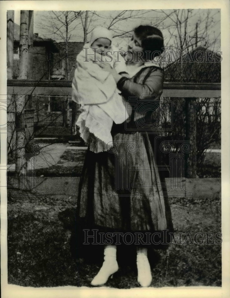 1933 Press Photo Mrs. Mate Hommel with Scientific Baby- Historic Images