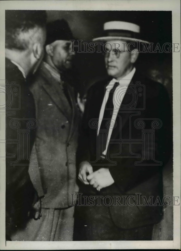 1937 Press Photo Joseph C. Glenn, telling Philadelphia Police Officer
