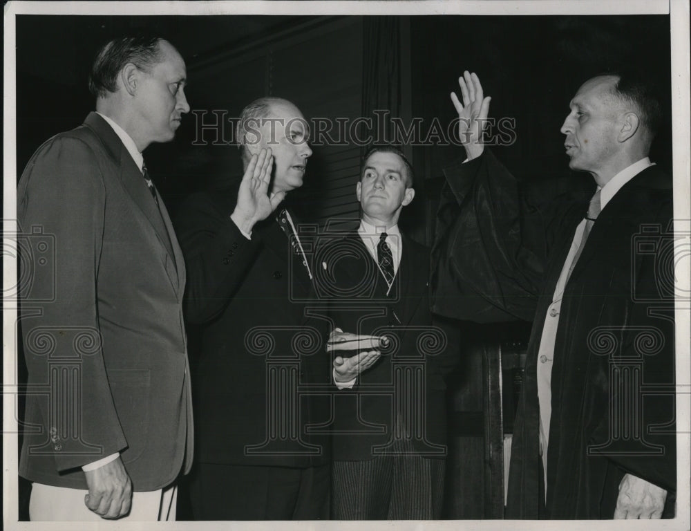1940 Press Photo Robert Hinckleey taking oath of office as assistant secretary- Historic Images