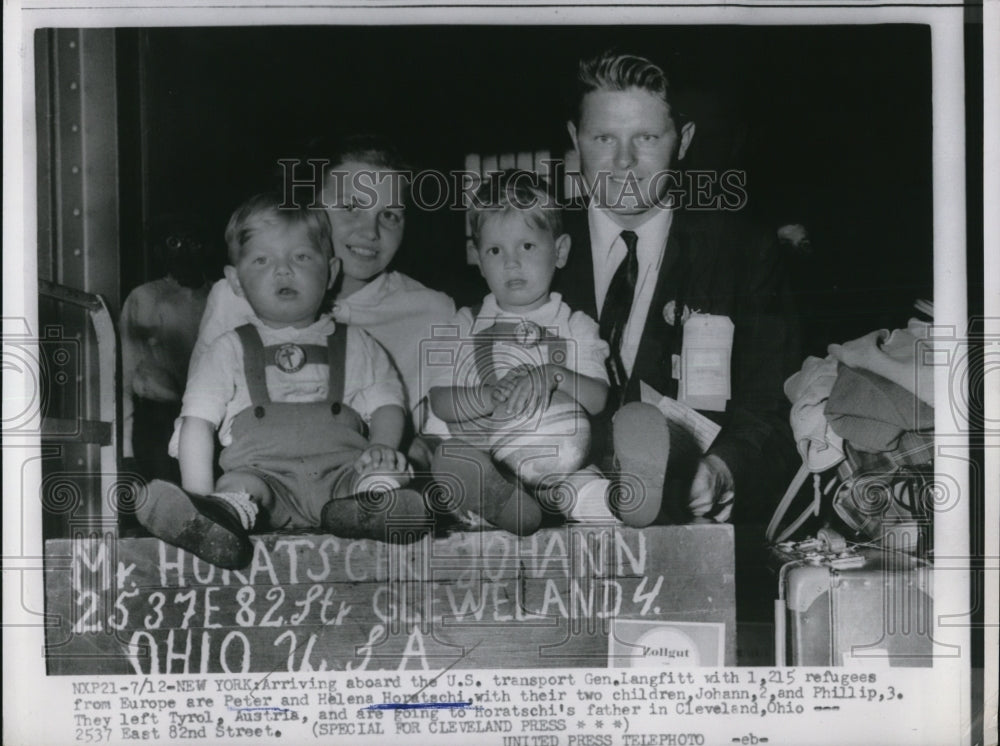 1955 Press Photo Refugees from Europe, Peter and Helena Hopatschi with children