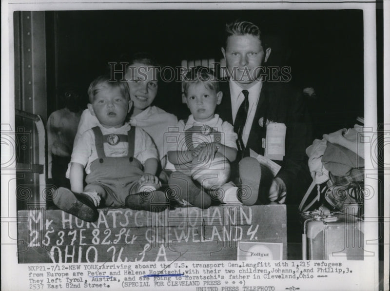 Load image into Gallery viewer, 1955 Press Photo Refugees from Europe, Peter and Helena Hopatschi with children
