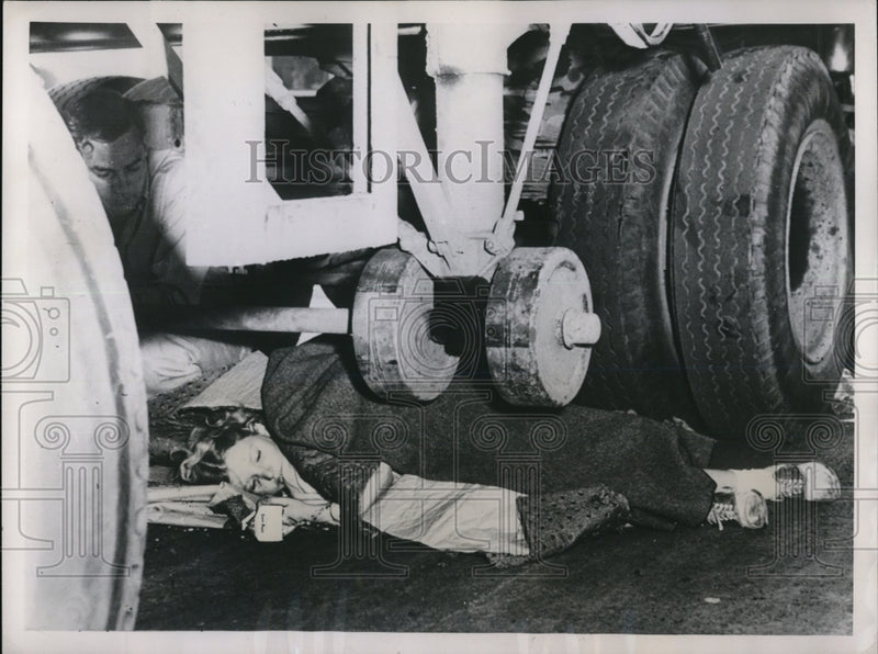 Load image into Gallery viewer, 1951 Press Photo Eight year old Diana Hodder accidentally crashed into a truck
