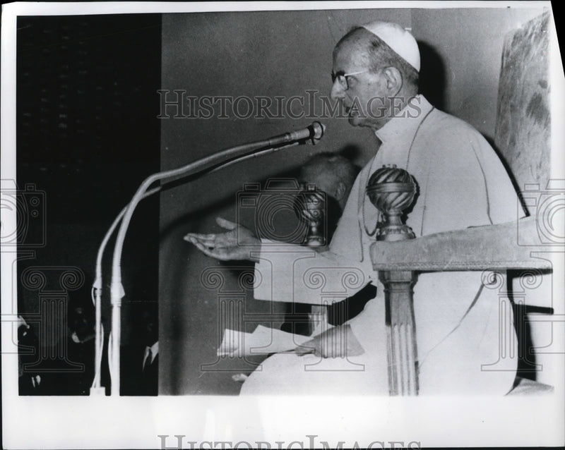 Load image into Gallery viewer, 1968 Press Photo Pope Paul VI, speaking to several thousand pilgrims
