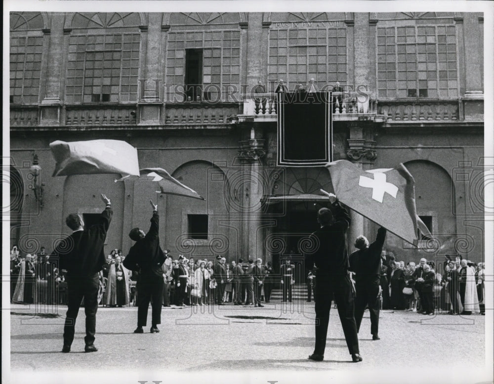 1968 Press Photo Pope Paul VI watched Swiss Citizen in St. Damasus Courtyard- Historic Images