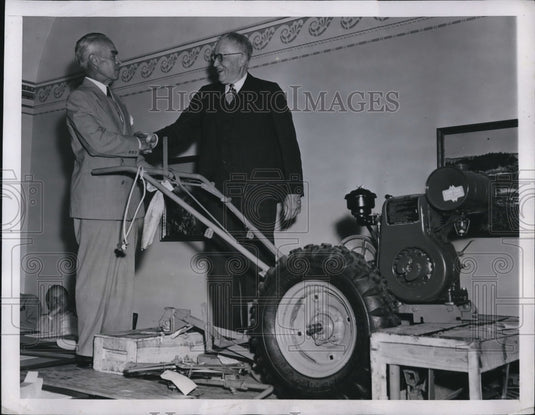 1947 Press Photo Chief Clerk, John Pugh retired from office after 25 years- Historic Images