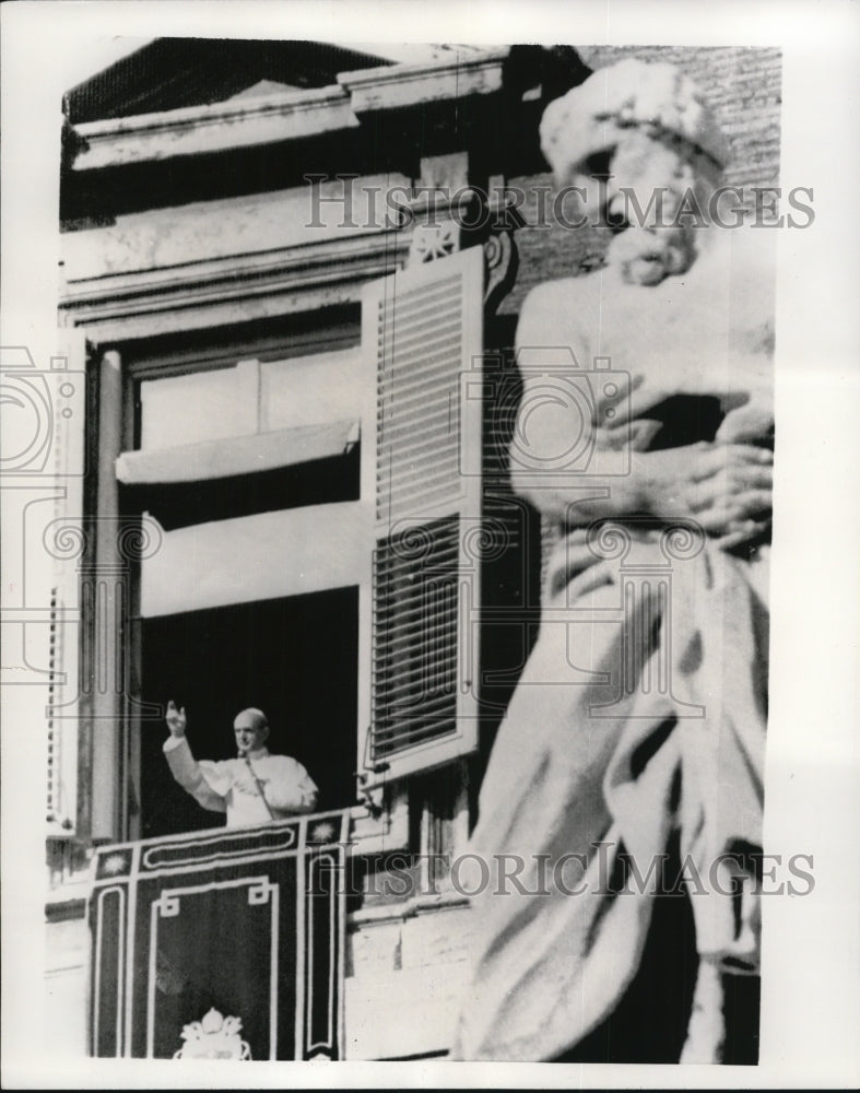 1955 Press Photo Pope Paul VI imparts his blessing from his study window- Historic Images