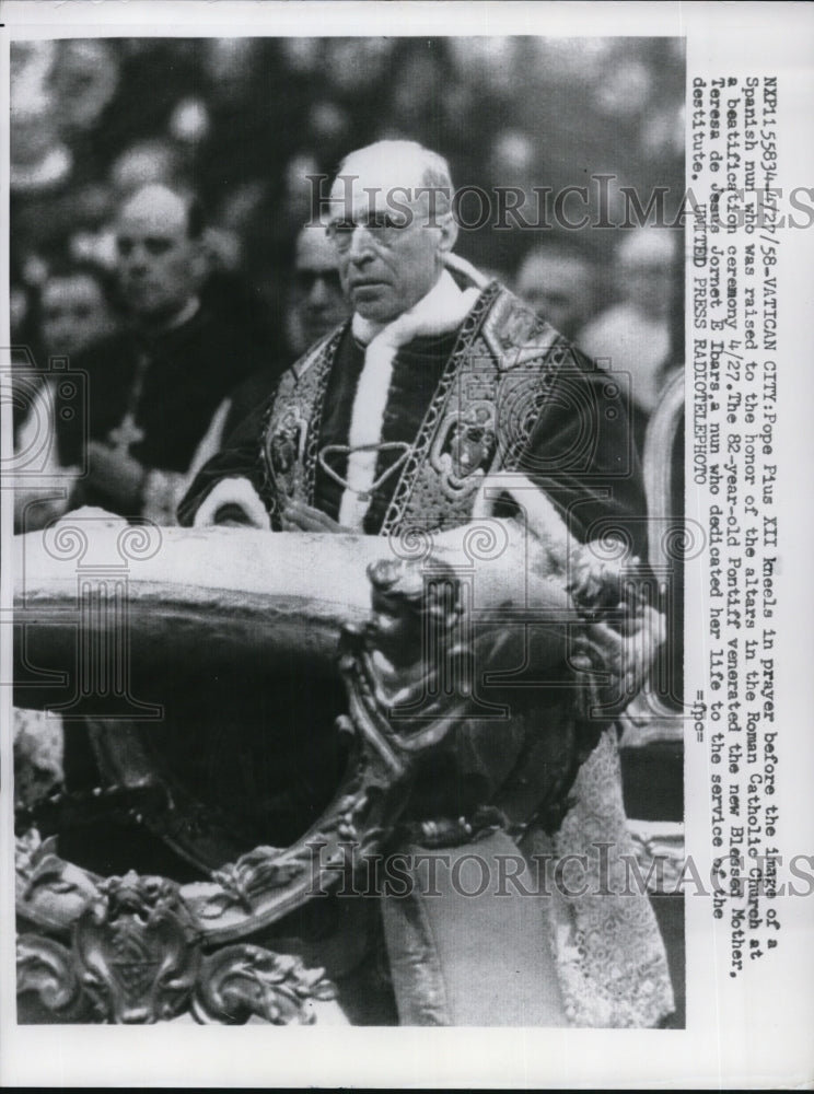 Load image into Gallery viewer, 1958 Press Photo Vatican City Pope Pius XII kneels in prayer before image
