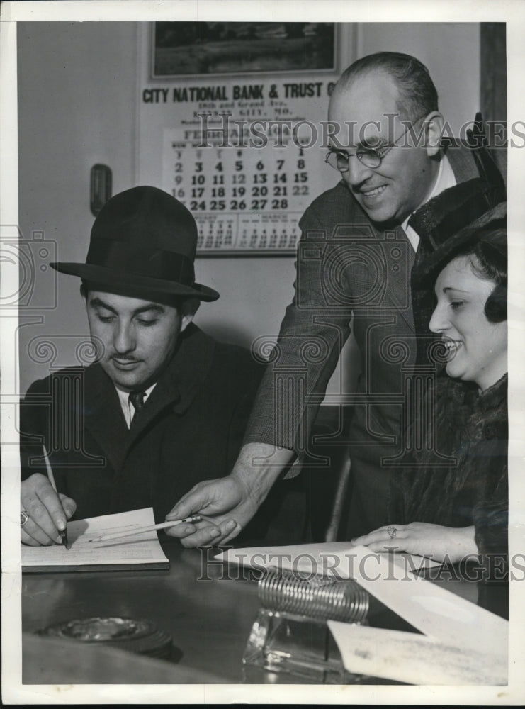 Load image into Gallery viewer, 1941 Press Photo Mr. and Mrs. Jack Glazer and license clerk James Kilmer
