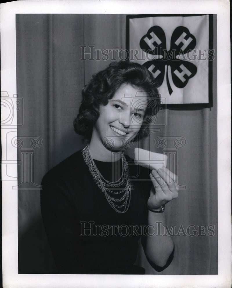 Load image into Gallery viewer, 1952 Press Photo Miss Gaynor Maddox &amp; her homemade rye bread for 4-H
