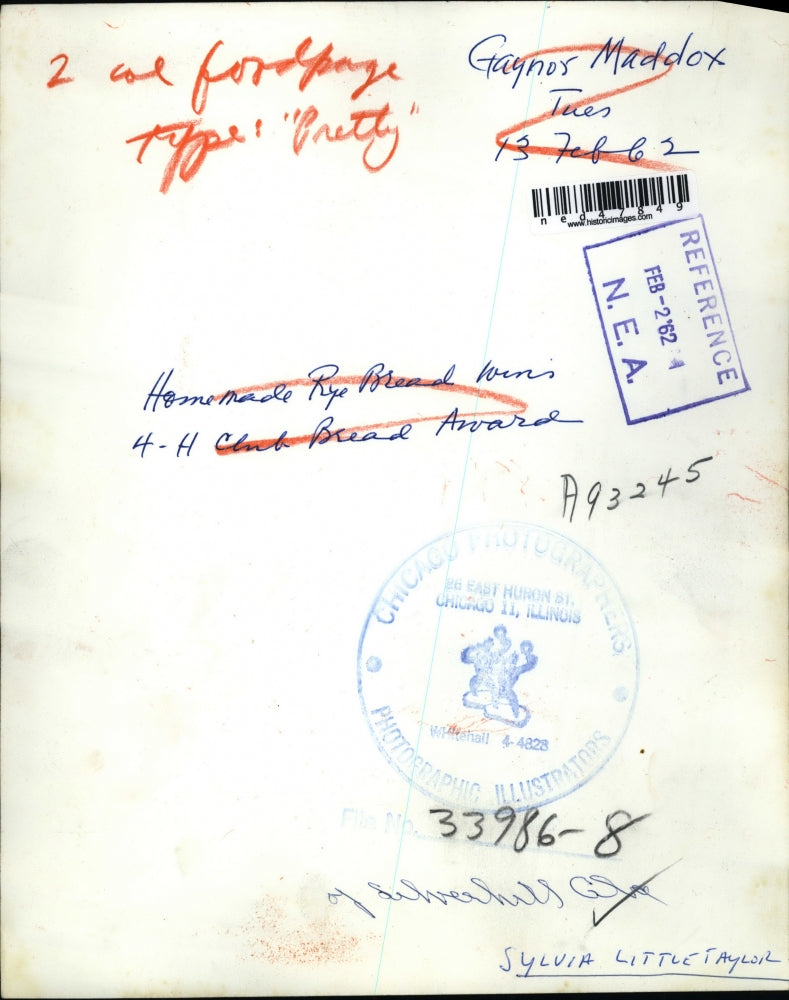 1952 Press Photo Miss Gaynor Maddox & her homemade rye bread for 4-H