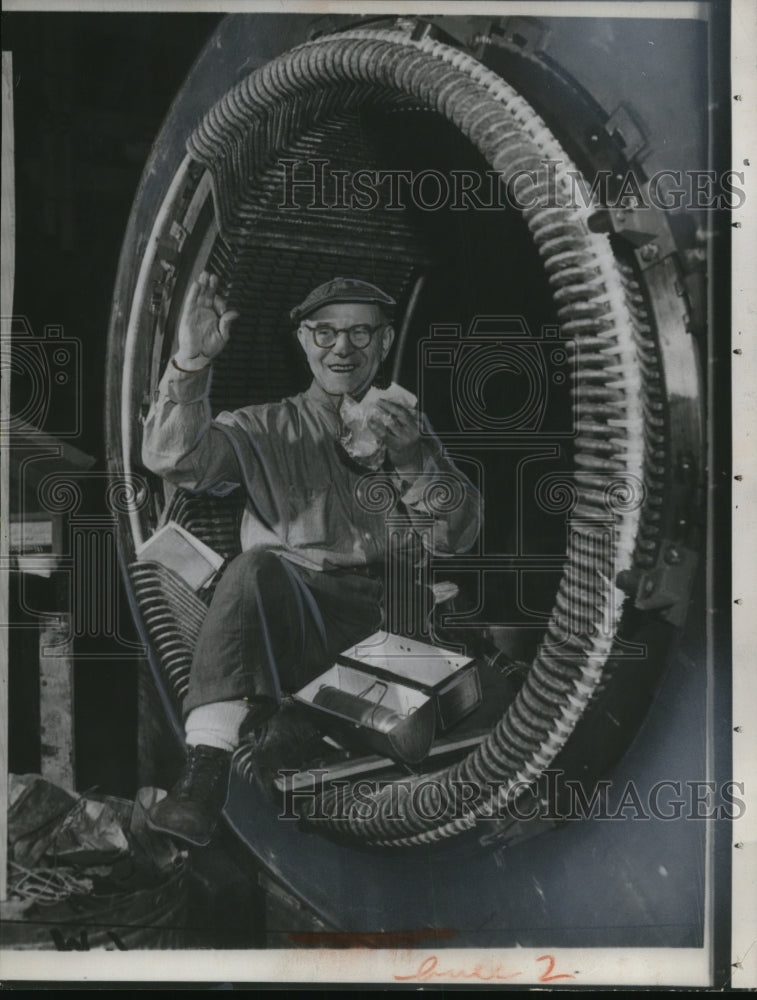1956 Press Photo John Scotty Simpson at work at Westinghouse plant