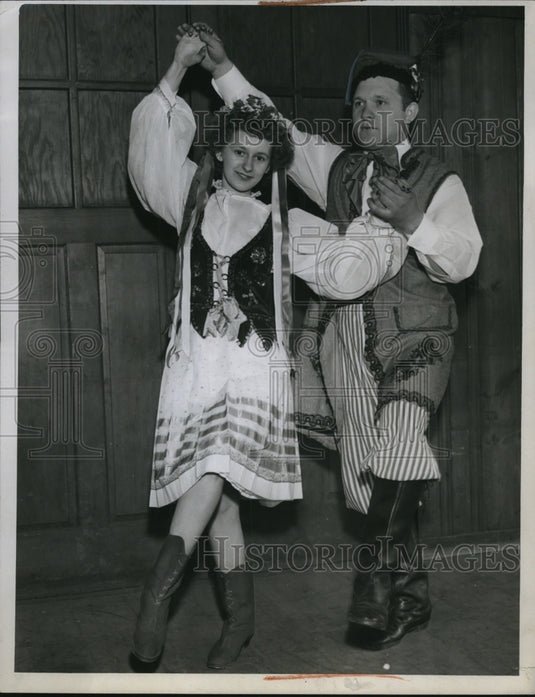 1946 Press Photo Pat Sepeta & Ted Lipinski in a Polish dance