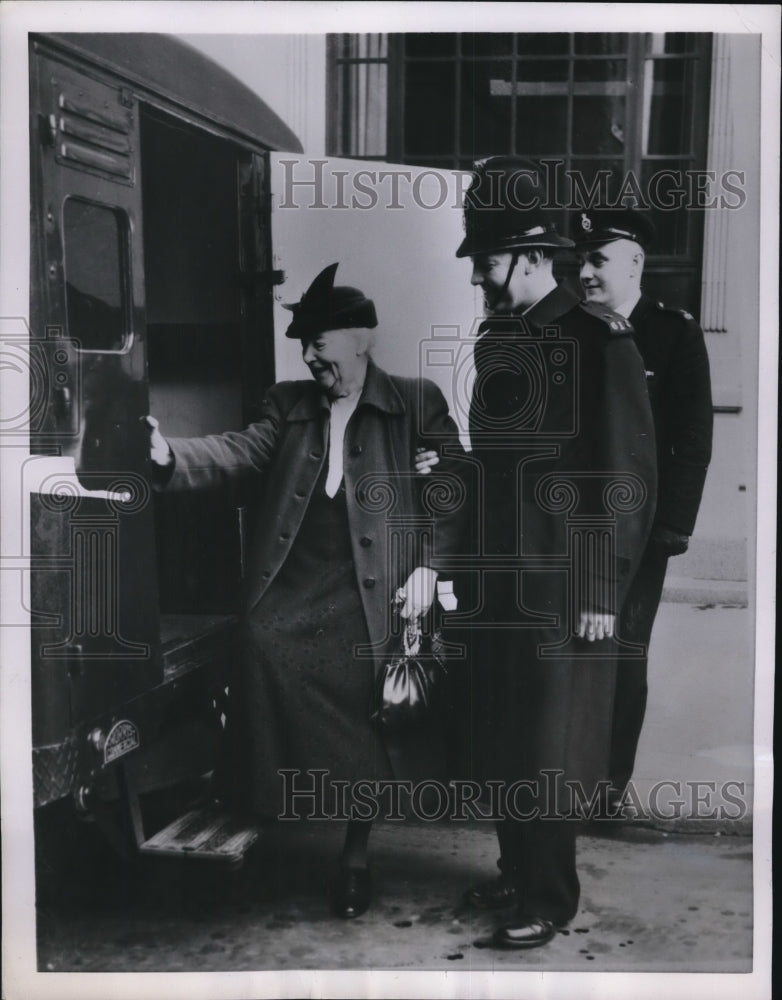 1954 Press Photo British Police G. Skipper is helping Mrs. K. Alberster