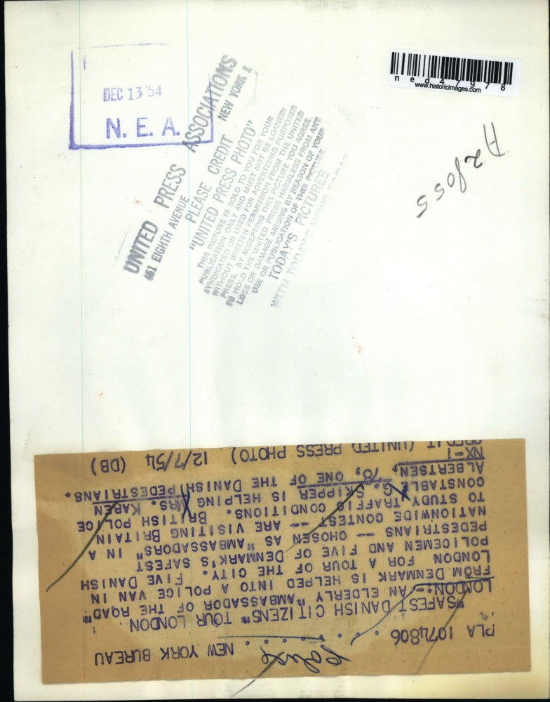 1954 Press Photo British Police G. Skipper is helping Mrs. K. Alberster