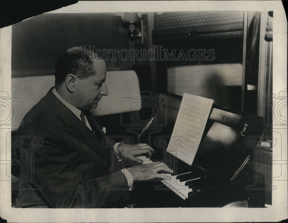 1930 Press Photo Composer Sigmund Romberg on Atwater Kent Radio