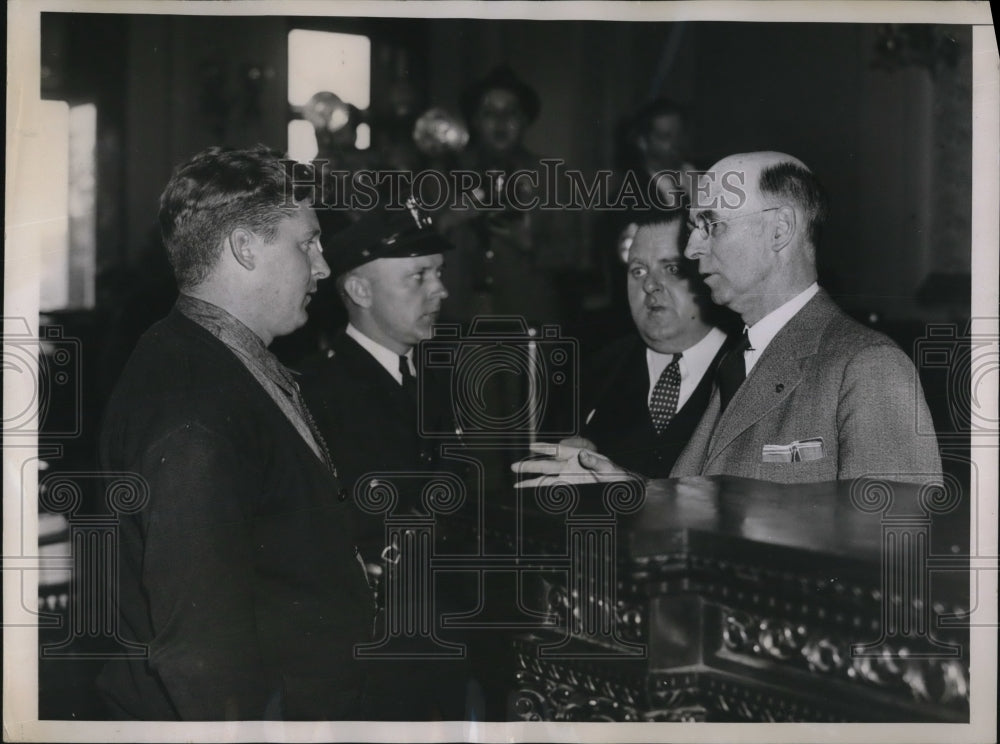 1936 Press Photo John Spain Jr and Dr. Marcus Newcomb confer at the State House