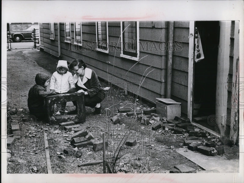 Load image into Gallery viewer, 1956 Press Photo Alan &amp; Sharon Kranak &amp; mom Margaret in Cleveland
