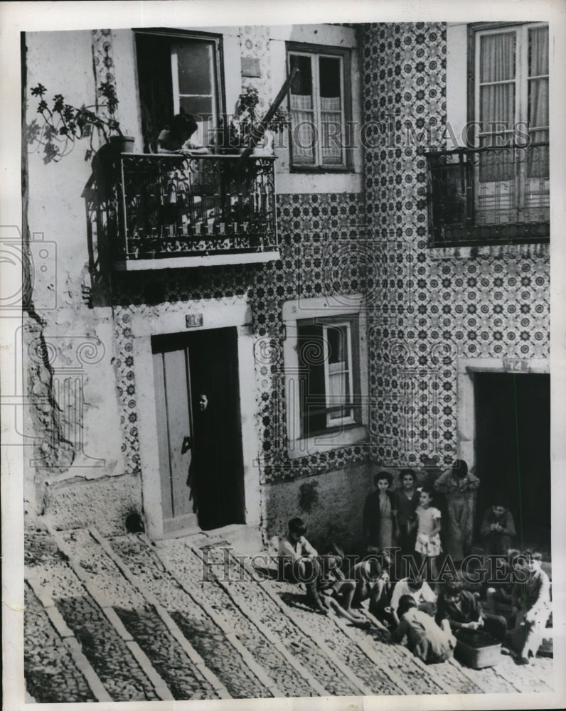 1946 Press Photo Children Play Outside on Steps Near Near Street in Alfama