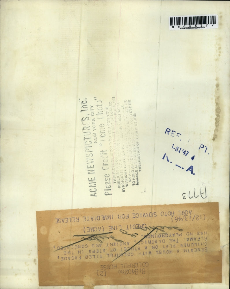 1946 Press Photo Children Play Outside on Steps Near Near Street in Alfama