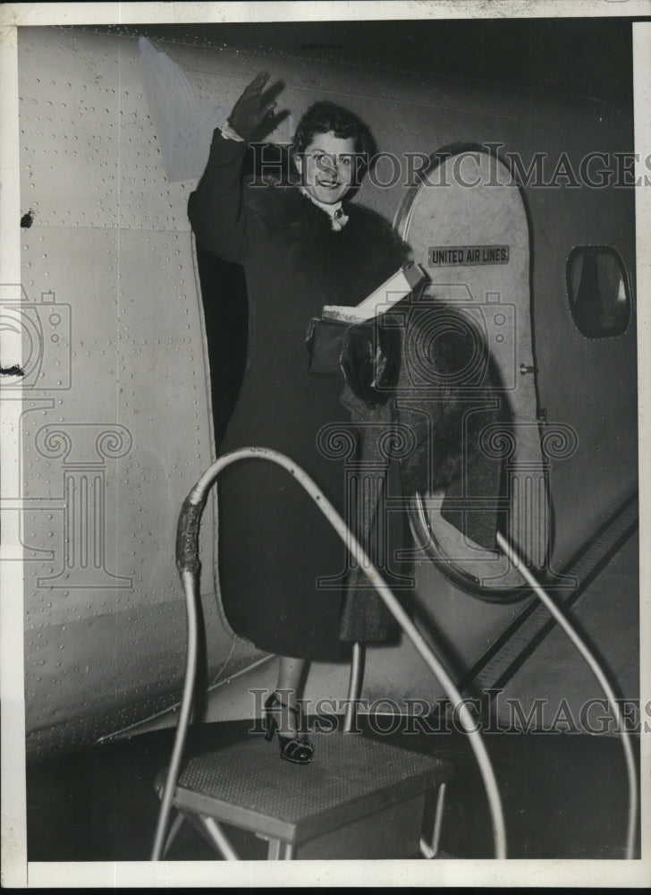 1936 Press Photo Elaine Ellis, pictured as she arrived at Newark, N.J Airport- Historic Images