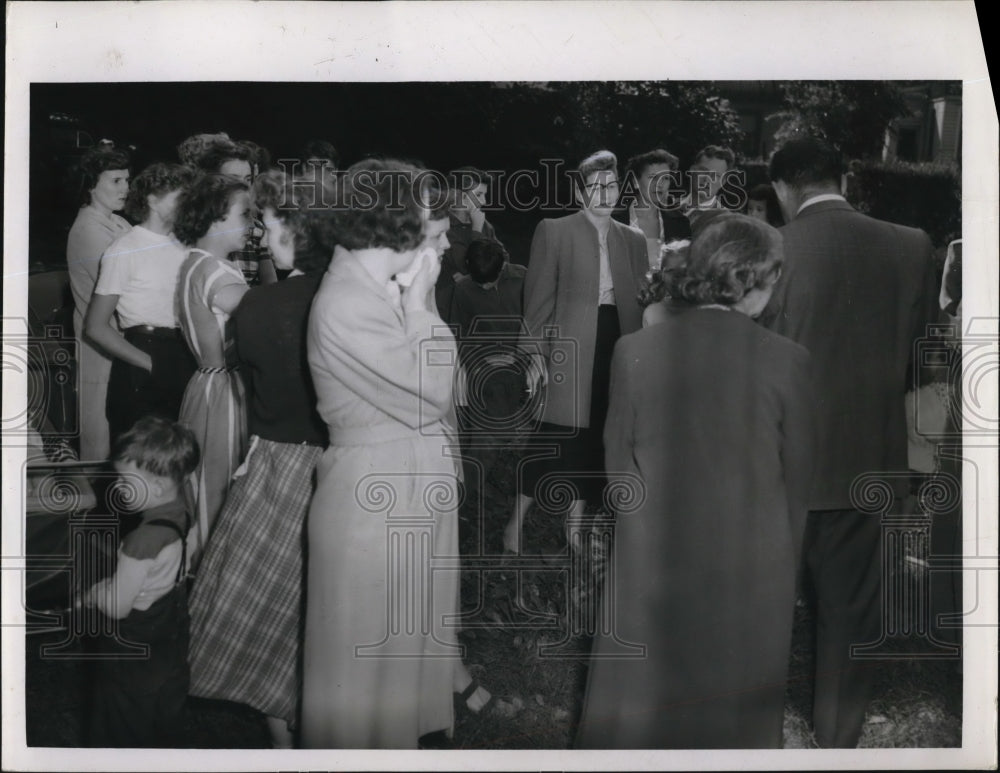 1950 Press Photo Mothers protest lack of playground facilities