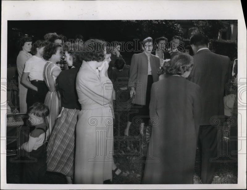 Load image into Gallery viewer, 1950 Press Photo Mothers protest lack of playground facilities
