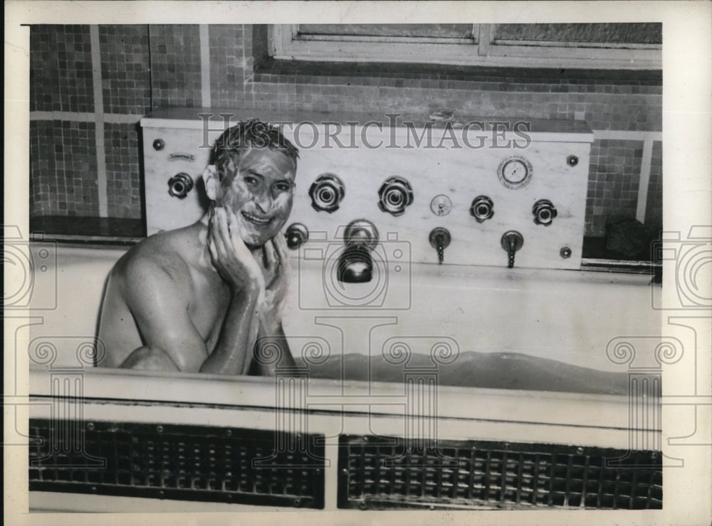 1944 Press Photo Clayton Freeman Enjoys The Luxury That Is Taking a Bath