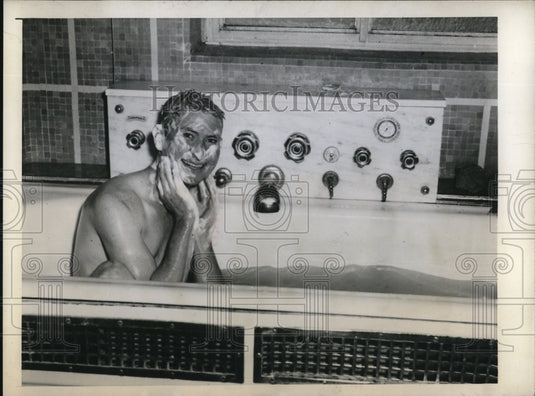 1944 Press Photo Clayton Freeman Enjoys The Luxury That Is Taking a Bath