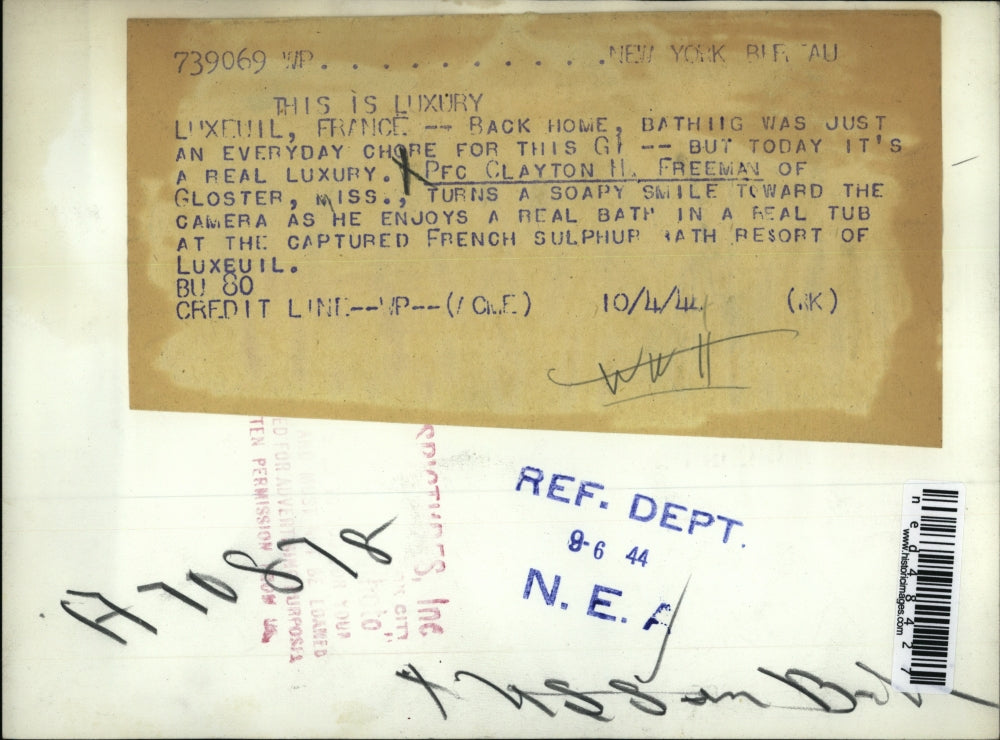 1944 Press Photo Clayton Freeman Enjoys The Luxury That Is Taking a Bath