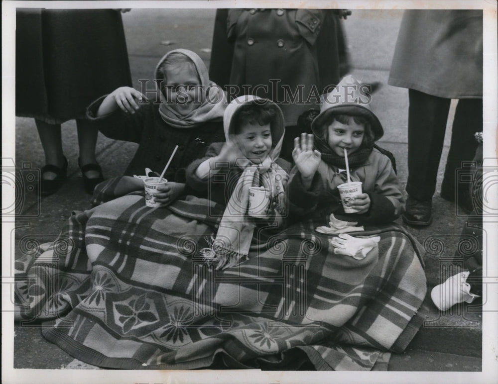 1955 Press Photo Nan & Linda Studnicka, M Gambiettam at a Cleveland parade