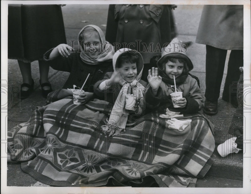 Load image into Gallery viewer, 1955 Press Photo Nan &amp; Linda Studnicka, M Gambiettam at a Cleveland parade
