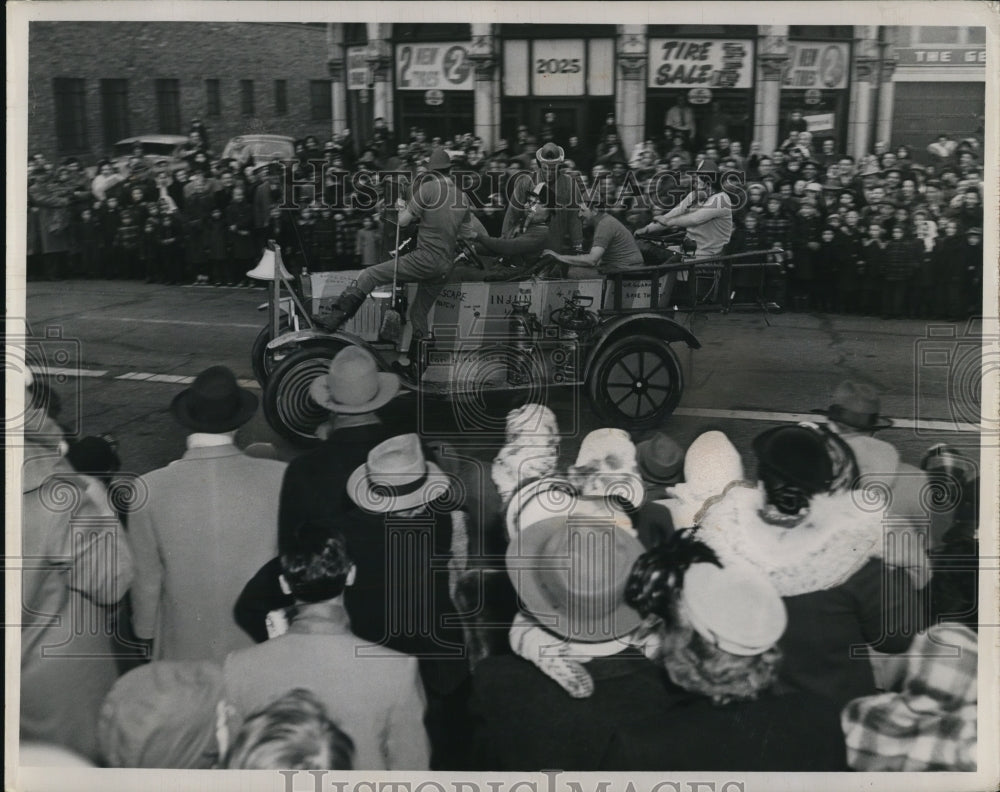 1951 Press Photo Crowds watch passing floats in a Cleveland parade