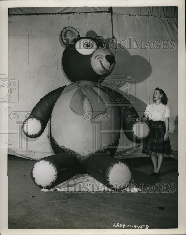 Load image into Gallery viewer, Press Photo Panda Bear 10 ft tall sitting down for a Cleveland parade float
