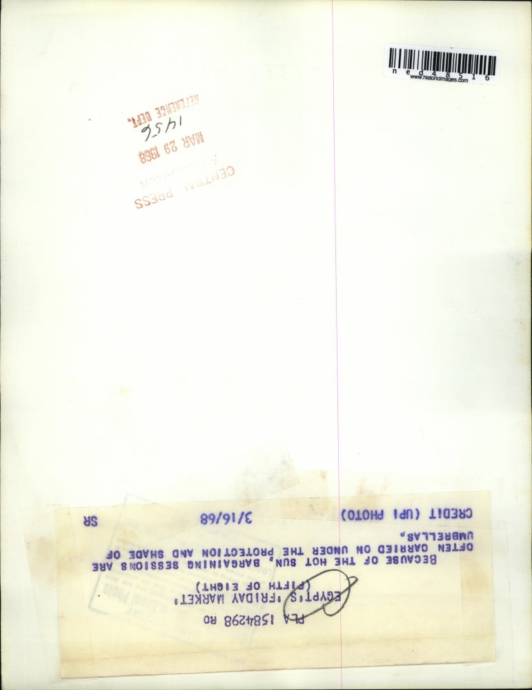 1968 Press Photo Egypt's Friday Market under umbrellas