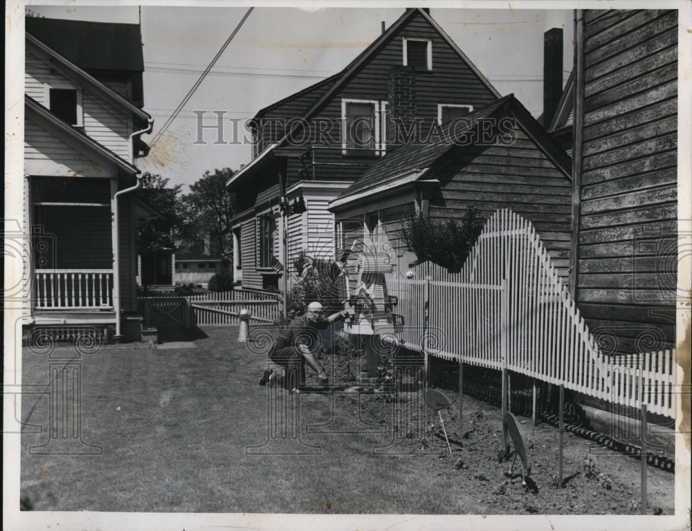 1953 Press Photo Emil B. Flieger Clean Yard Contest