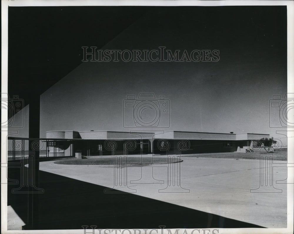 1949 Press Photo The Attractive Office-Laboratory Building