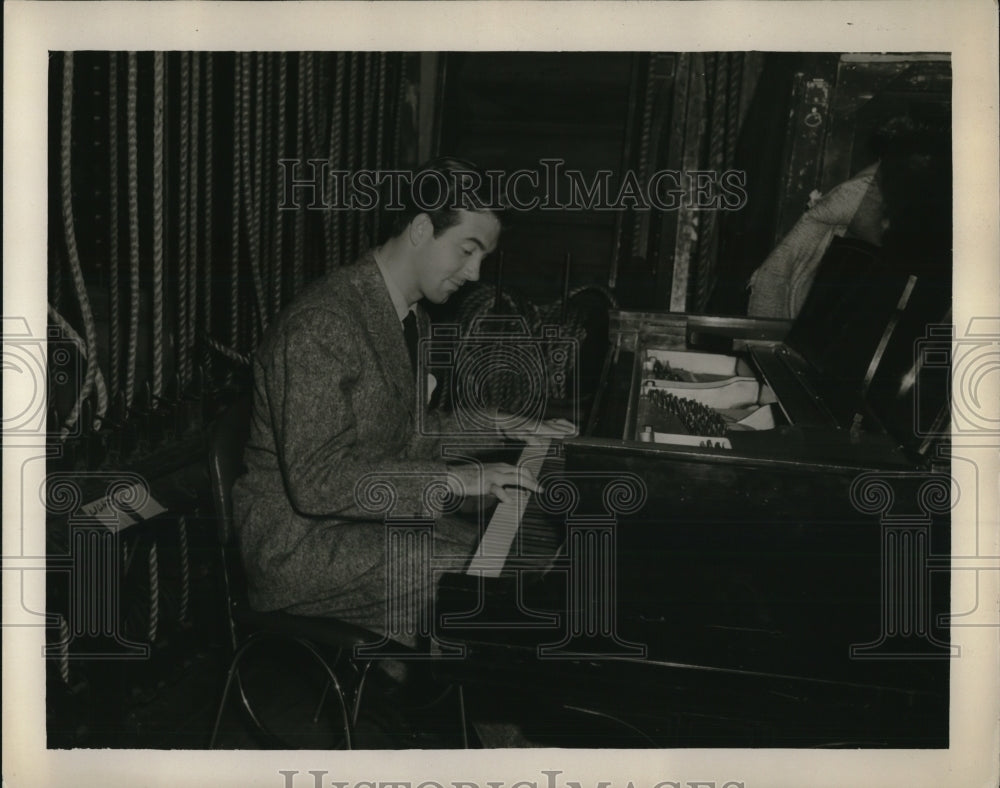 1939 Press Photo Balerl Paine On The Piano