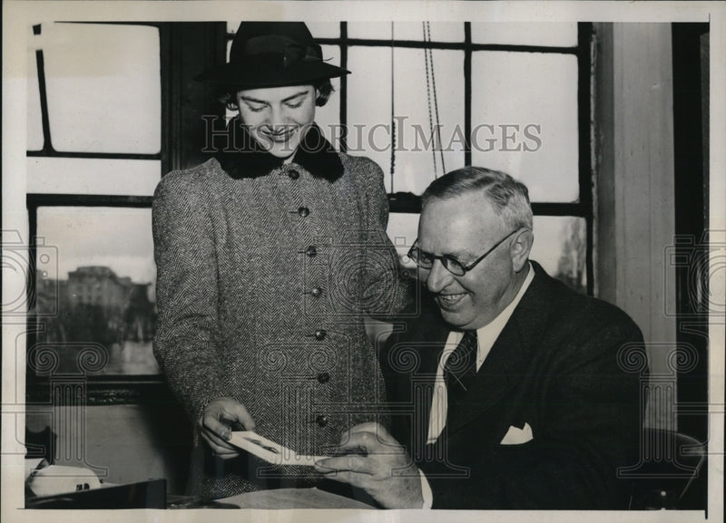 Load image into Gallery viewer, 1939 Press Photo New Marine Brigadair General , Edward Ostermann with Katherine
