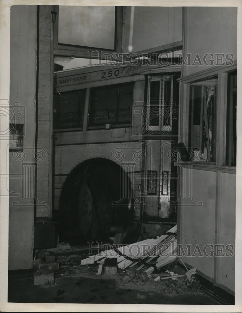 Load image into Gallery viewer, 1947 Press Photo Cleveland Bus Accident
