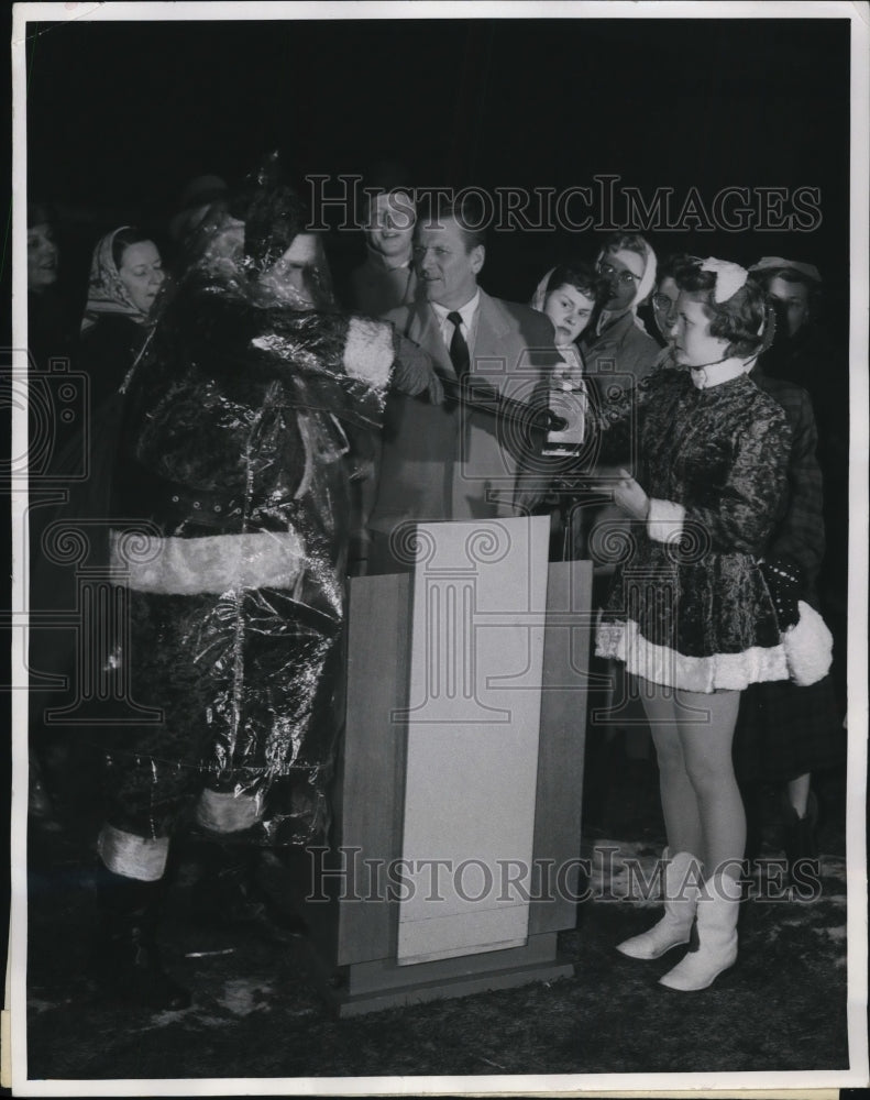 1956 Press Photo F. Allen Schmidt, Martin King, Nela Park Christmas Lighting