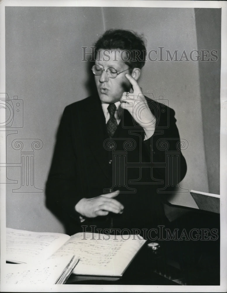 1942 Press Photo Dr Artur Rodzinski directs Cleveland Orchestra