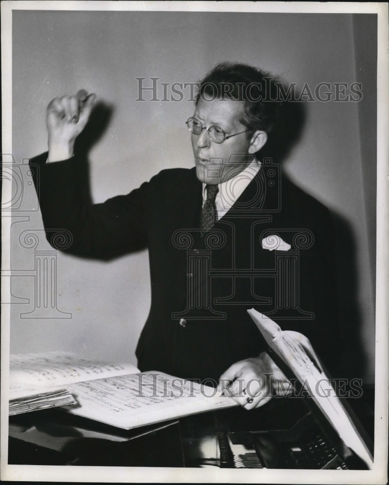Load image into Gallery viewer, 1941 Press Photo Artur Rodzinski conductor Cleveland Orchestra
