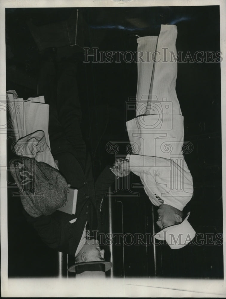 Load image into Gallery viewer, 1932 Press Photo Lord Bone, distinguished English journalist greeted by Col. Gaw
