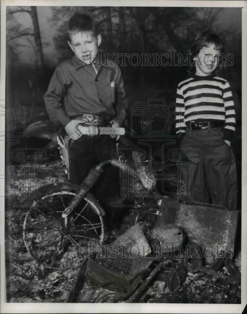Load image into Gallery viewer, 1954 Press Photo Larry and Dian Myantt Friends of Children Killed in Explosion
