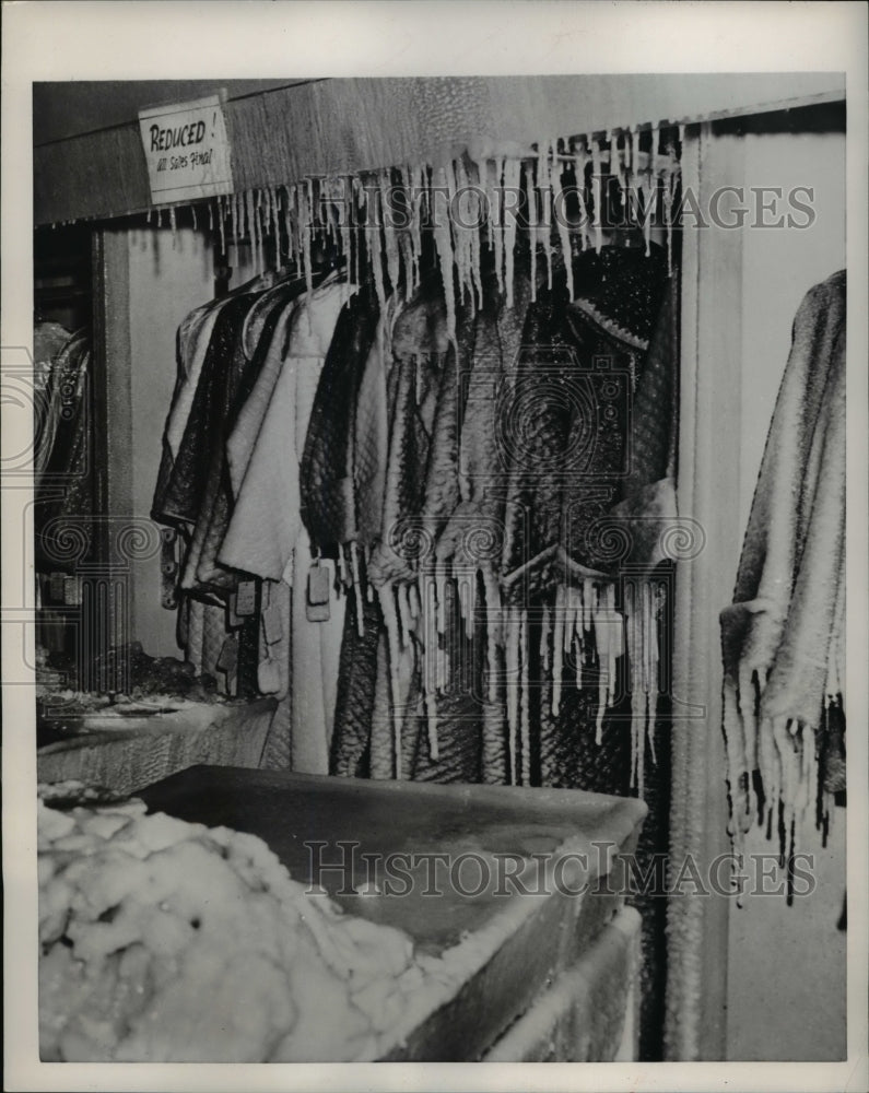 1954 Press Photo Icicles in Deluth Store After Fire