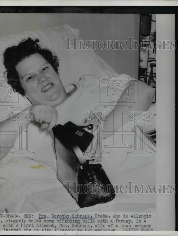 1954 Press Photo Dorothy Schrank Loan Officer's Wife Allergic To Money